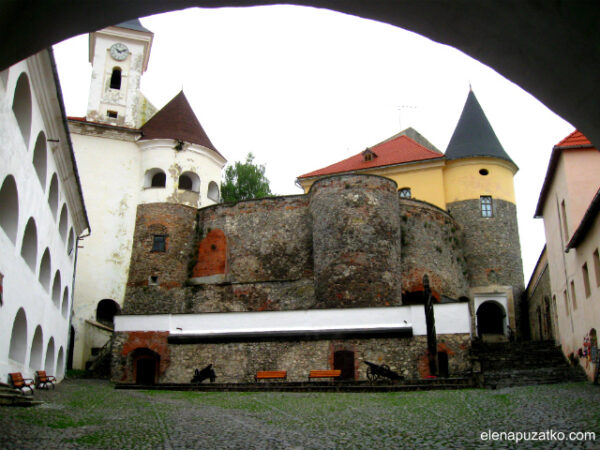 Мукачівський замок Паланок: як дістатися, історія, легенди, фото.