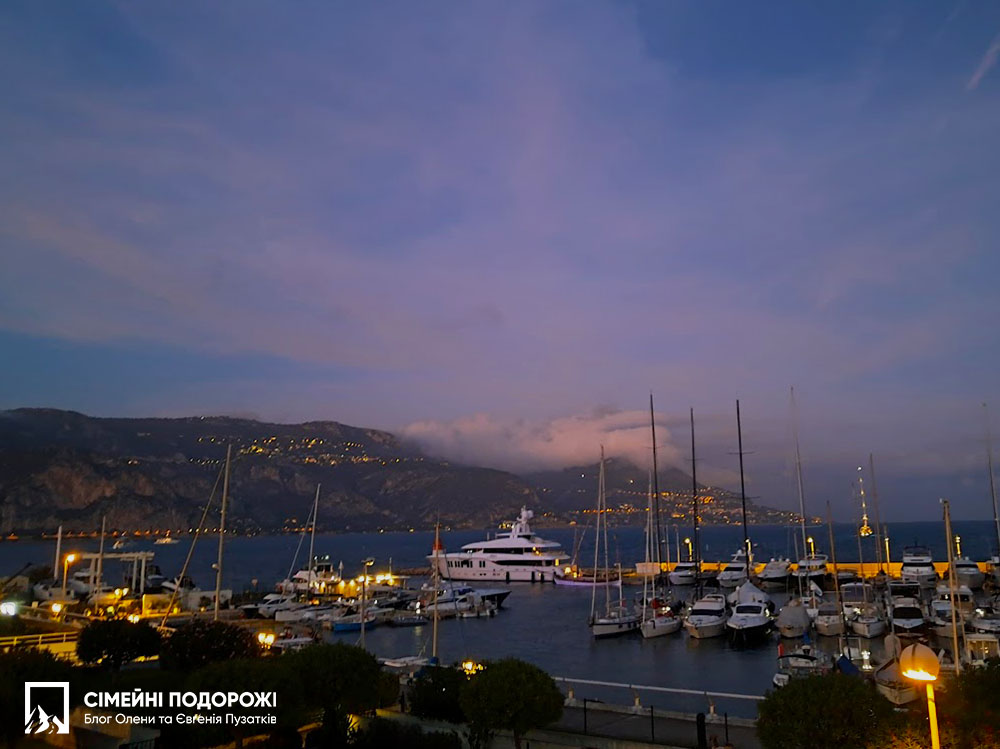 Сен-Жан-Кап-Ферра за 1 день. Вечірній порт, яхти і хмари на горі. 