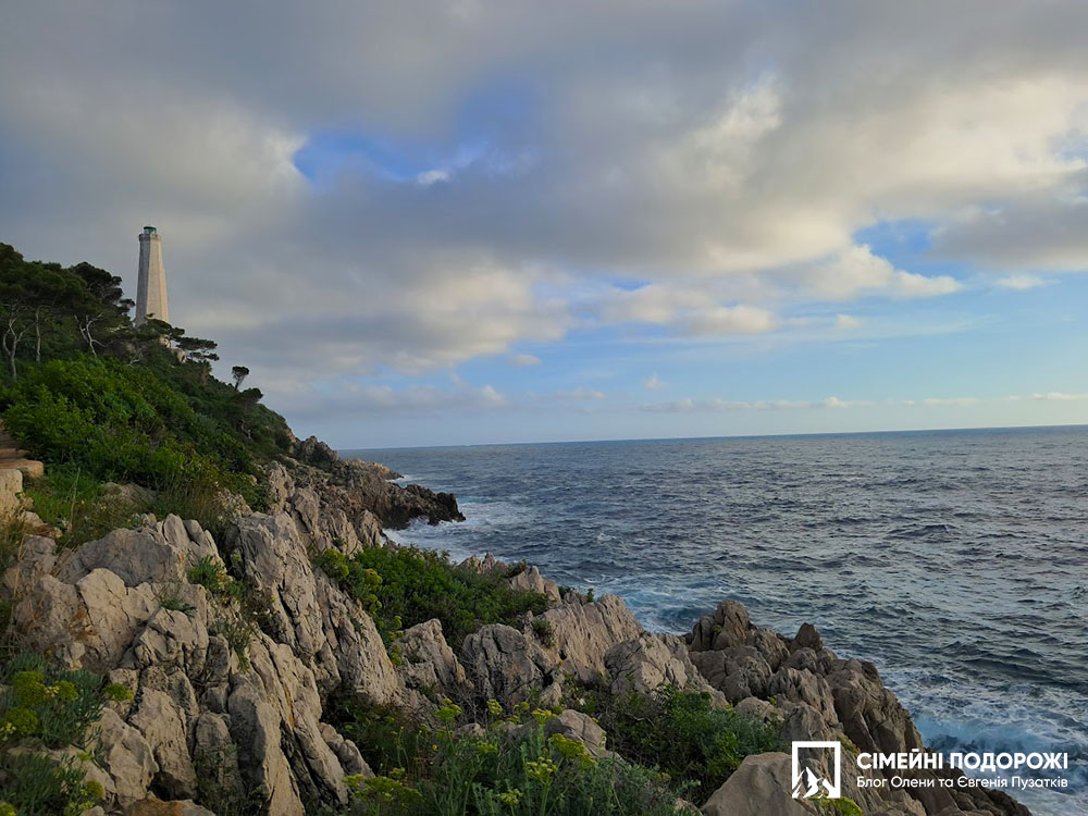 Маяк над морем на Сен-Жан-Кап-Ферра.