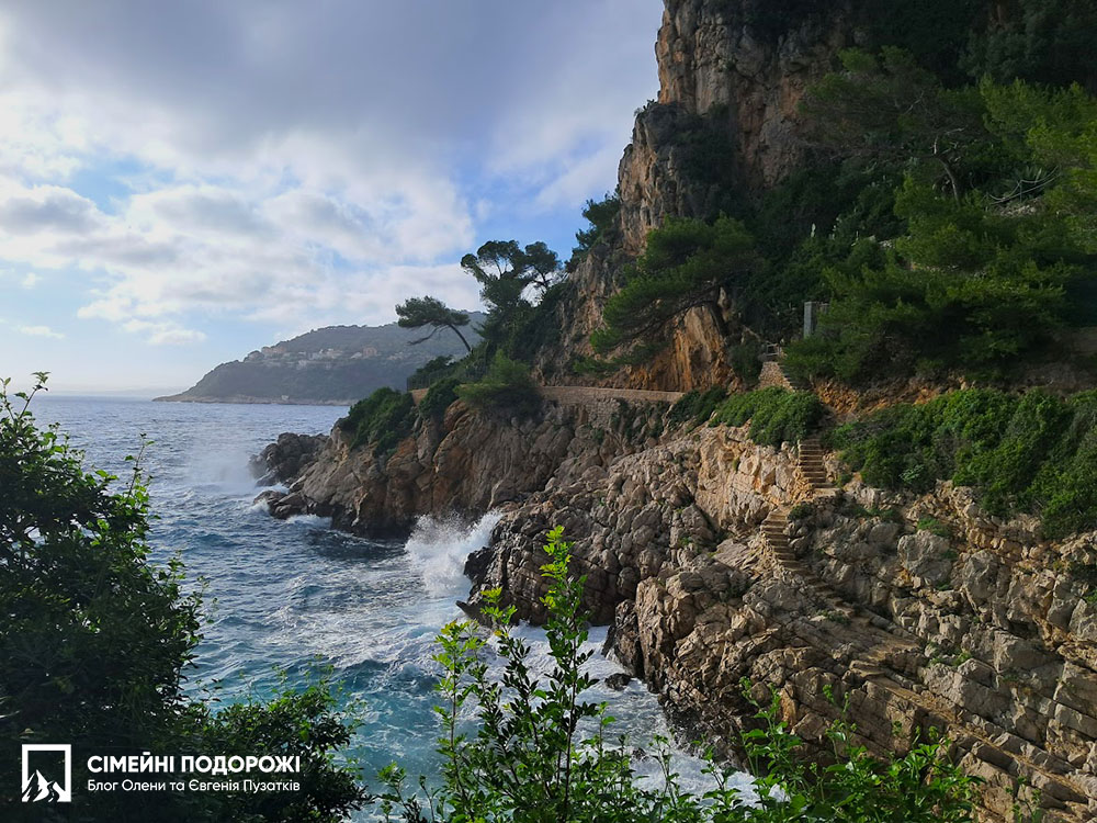 Сен-Жан-Кап-Ферра. Прибрежна стежка Sentier du Littoral вздовж моря.
