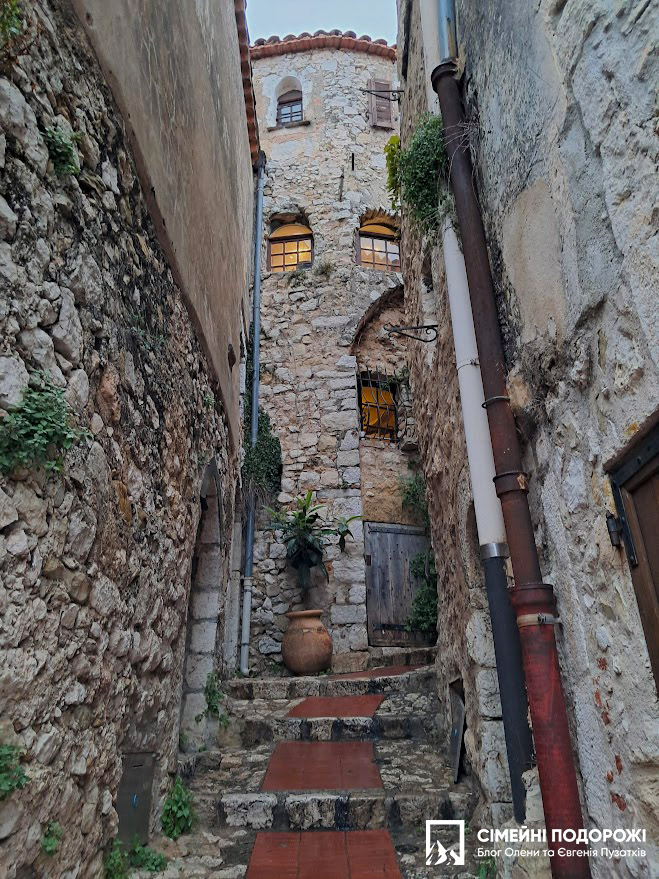 Старинные дома села Эз (Eze) на Французькіой Рівьере