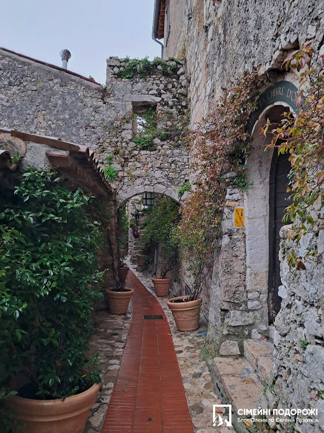 Колоритное село Эз Eze на Лазурном побережье в дождливую погоду.