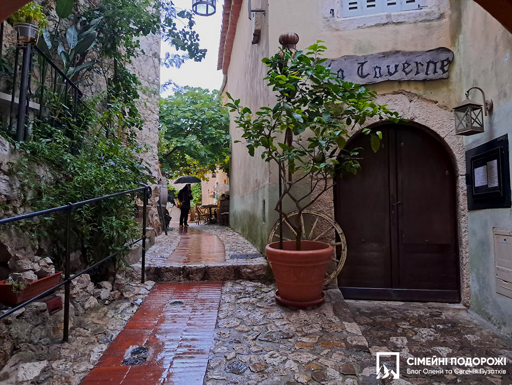 дождь в селе Эз на Лащзорном побережье Франции