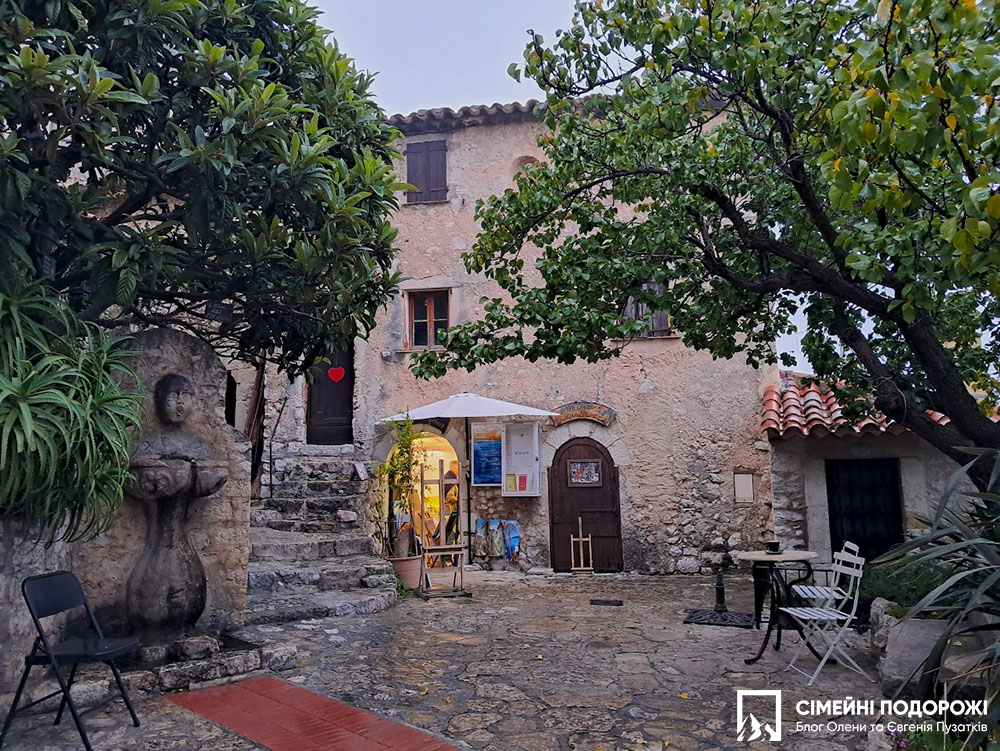 Средневековые улочки села Эз во  Франции