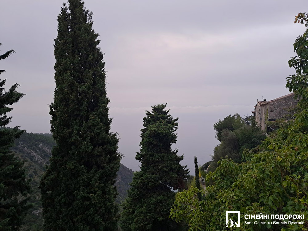 Село Эз в дождливую погоду. Таким вы его еще не видели.