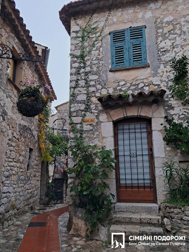 Село Эз Eze на Лазурном побережье в дождливую погоду