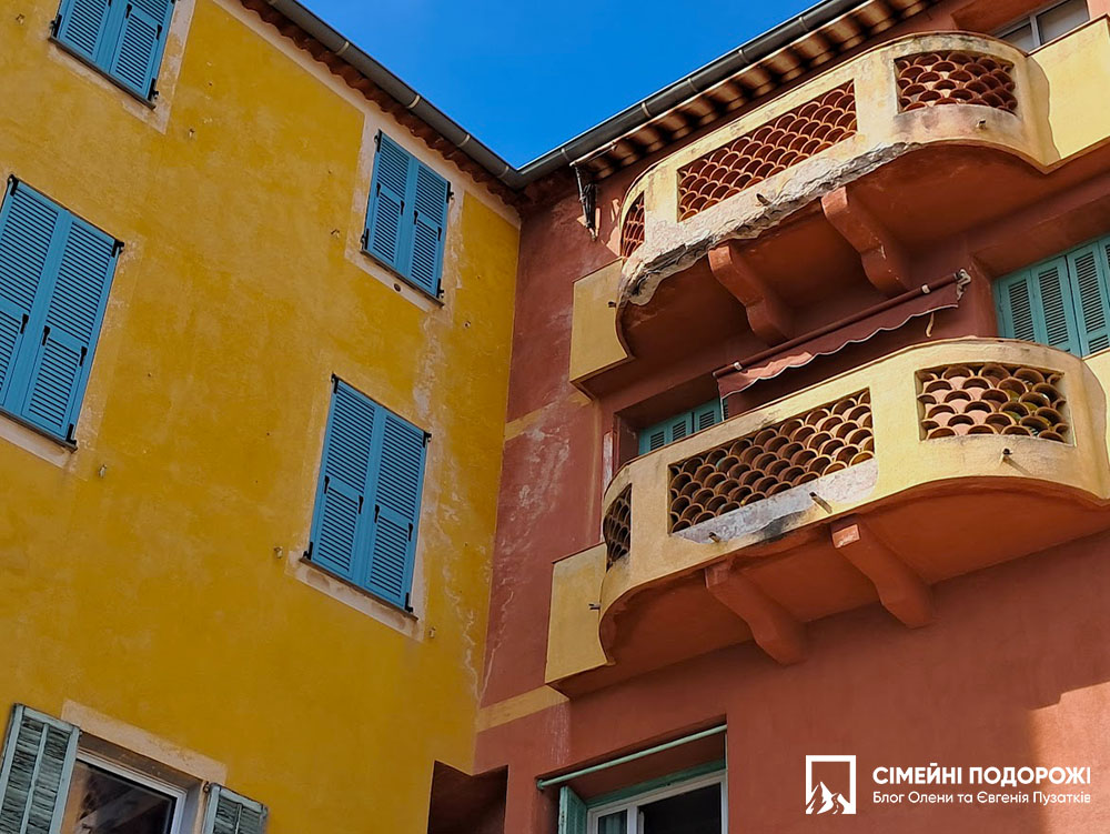Оригнальні балкони у містечку Вільфранш-сюр-Мер