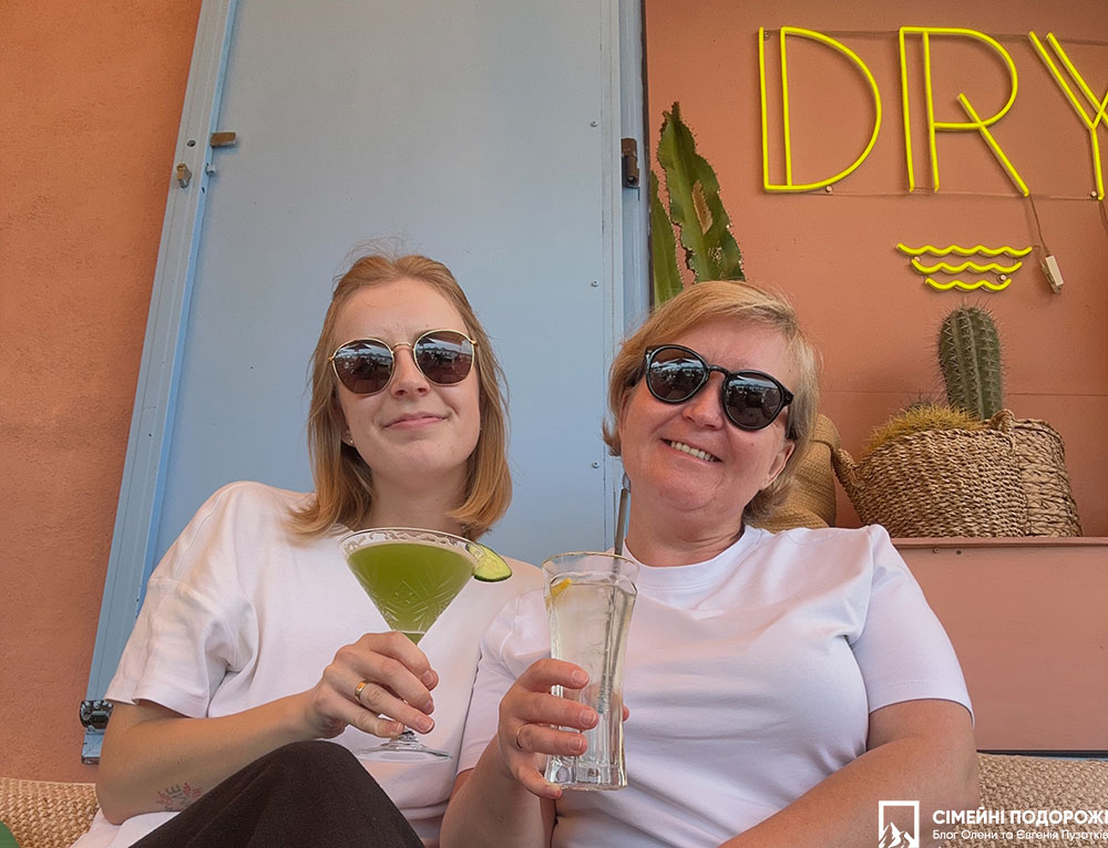 Коктейлі в барі Вільфранш-сюр-Мер. За мистецтво фланірування - flânerie.