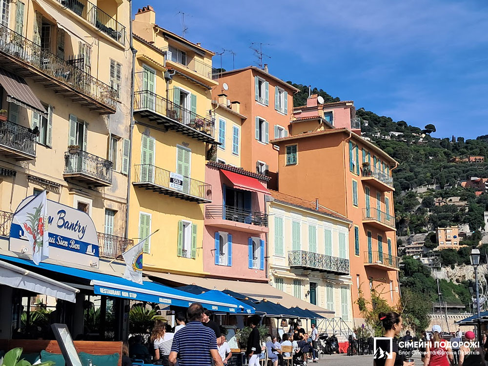 Ресторани, бари на набережній Вільфранш-сюр-Мер біля Ніцци