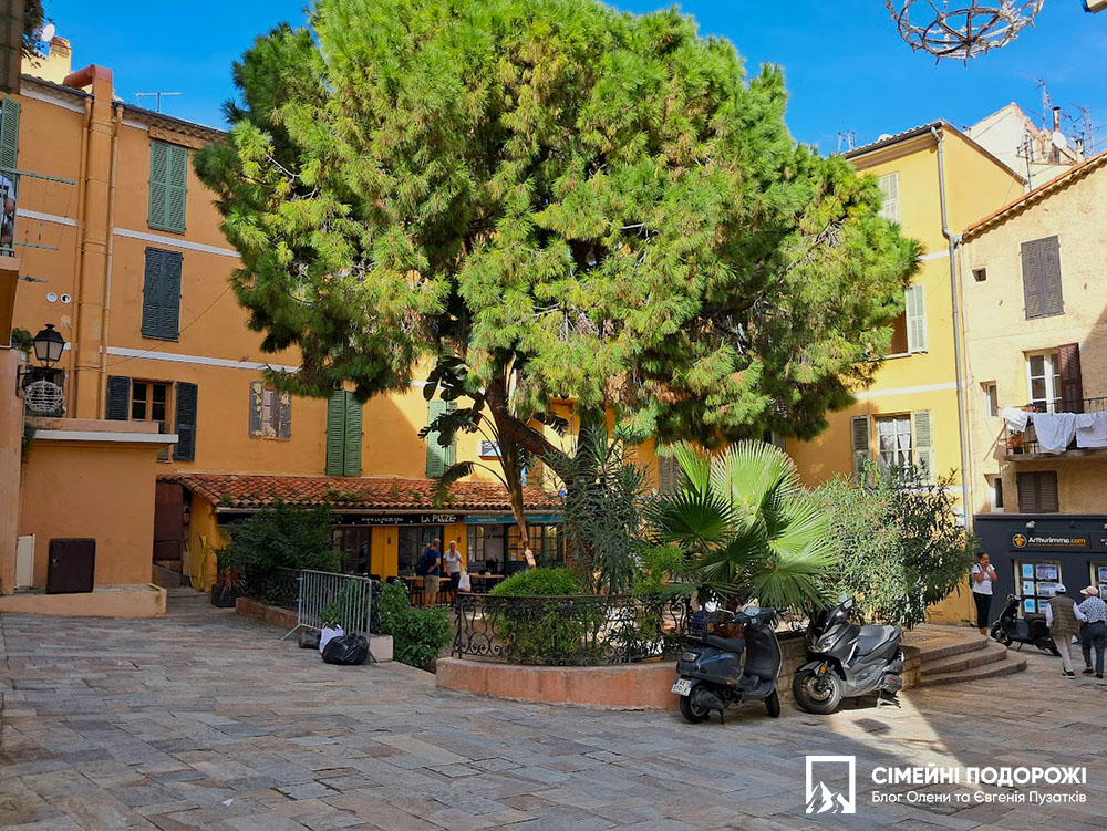 Затишні площі у Вільфранш-сюр-Мер на Французькій Рів'єрі