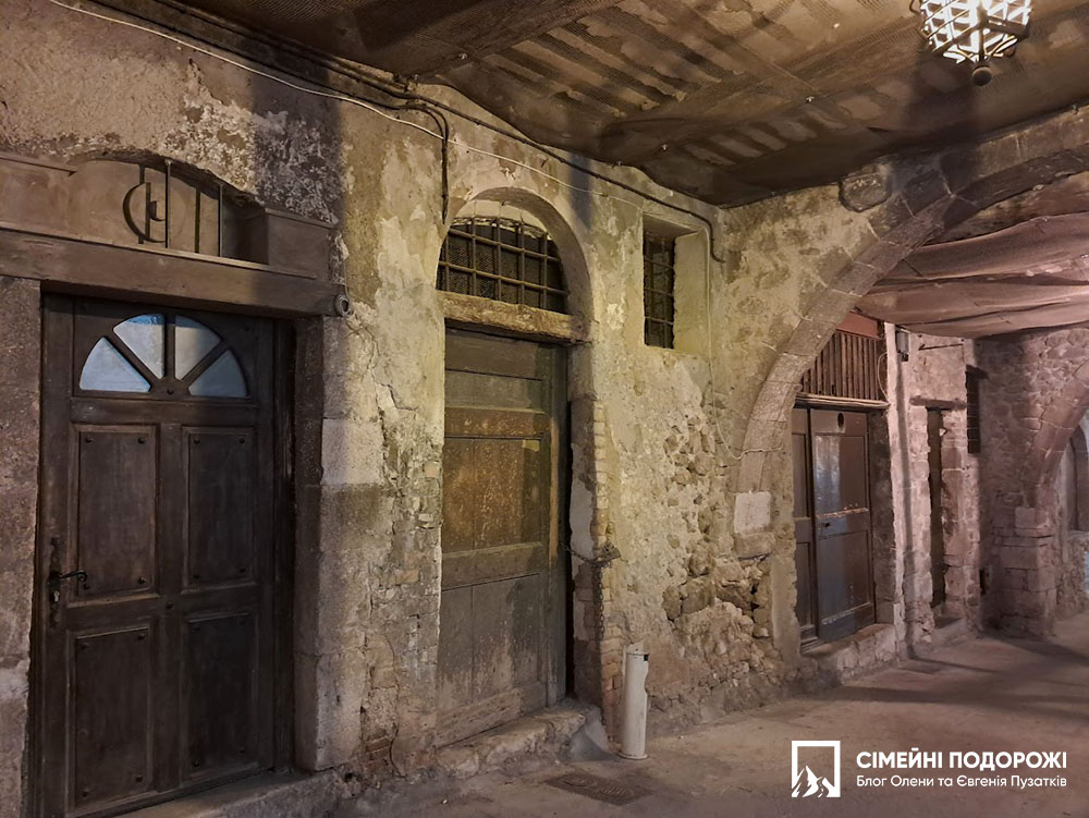 Прохід Rue Obscure у Вільфранш-сюр-Мер