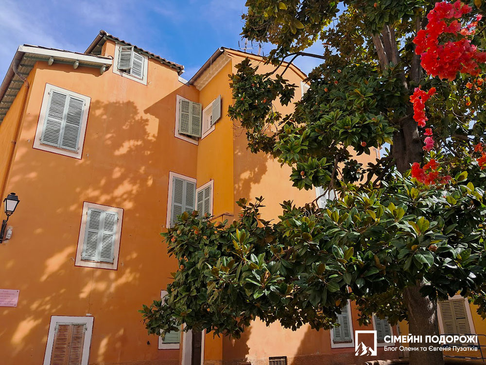 Атмосферне Старе місто Вільфранш-сюр-Мер на Французькій Рів'єрі.