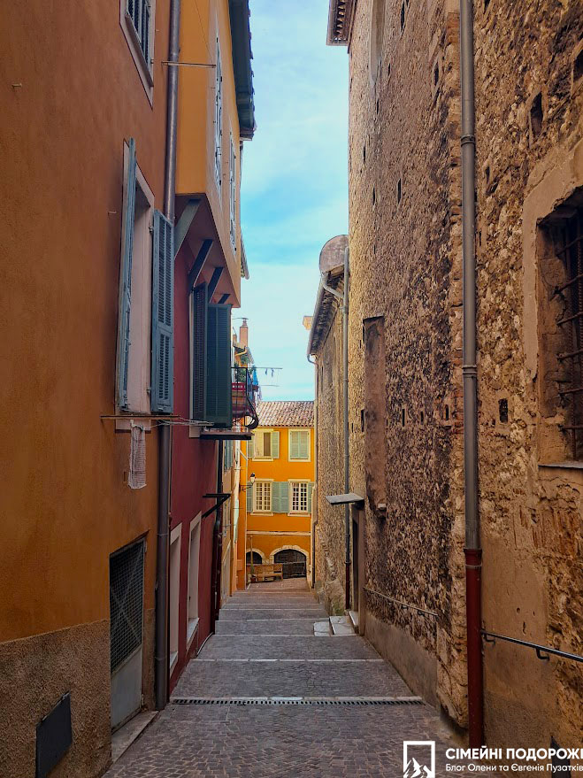 Вулиця поруч з Rue du Poilu у Вільфранш-сюр-Мер