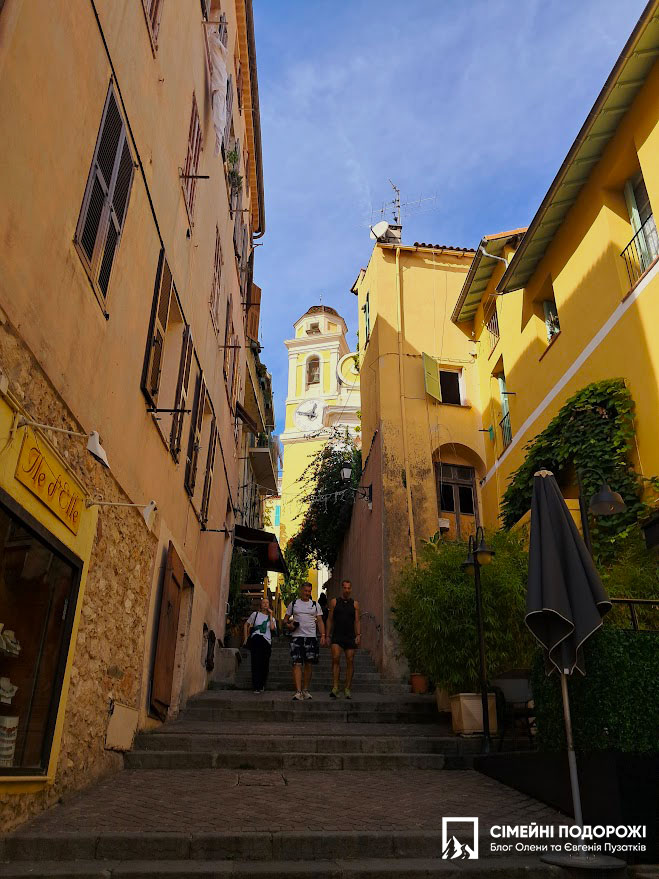 Вулички і Дзвіниця церкви Сан-Мішель у Вільфранш-сюр-Мер