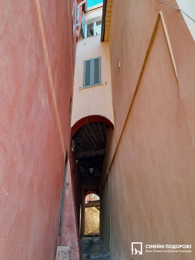 Вузькі вулички у Старому місті Вільфранш-сюр-Мер