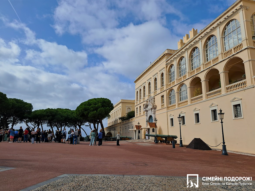 Монако за 1 день. Старий район Монако Вілль. Площа Place du Palais Princier.