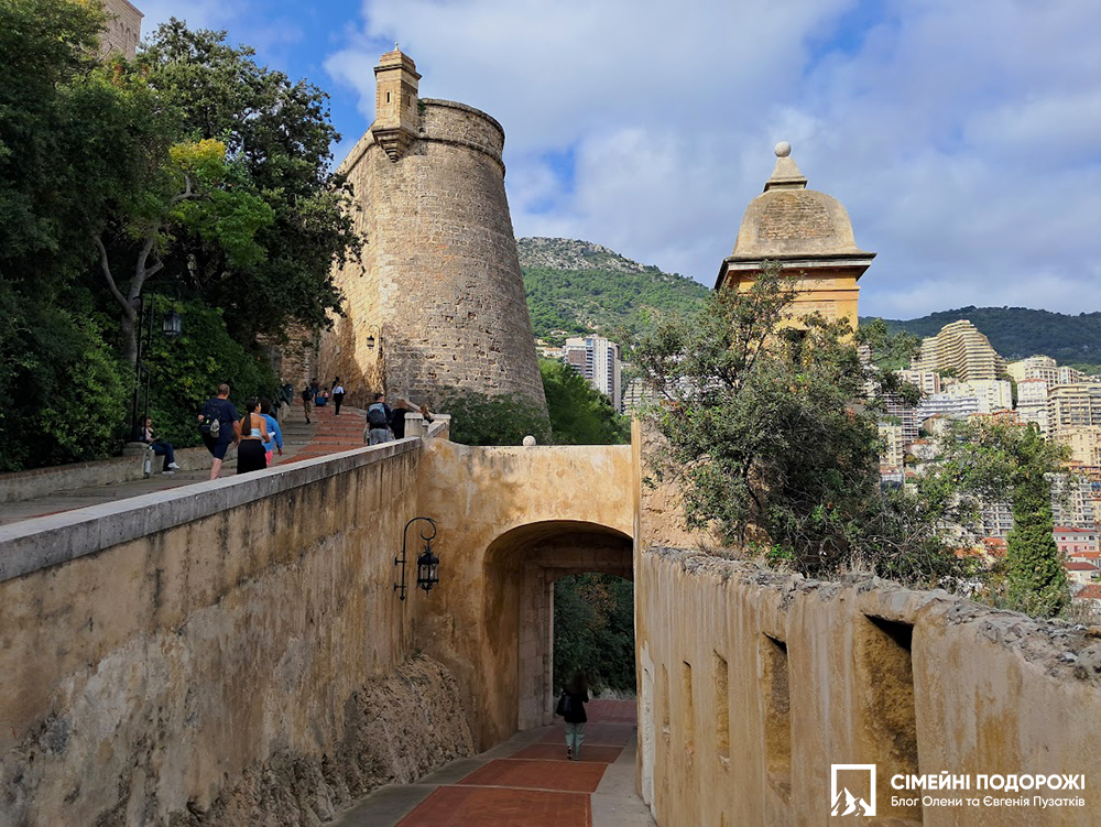 Пішохідна вуличка Rampe de la Major в Монако, підйом до старого міста Монако-Вілль.