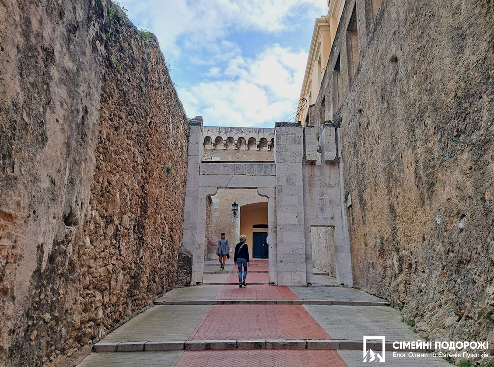 Ворота до Князівського Палацу в Монако на пішохідній вулиці Rampe de la Major